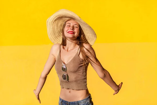 Portrait of cute young adult model in straw hat — Stock Photo, Image