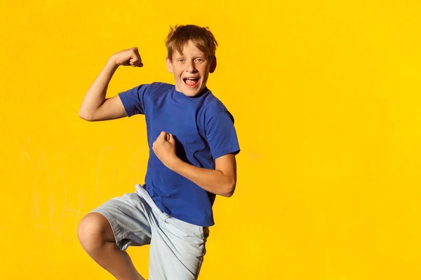 Roligt fräknar en lycka pojke i sommar — Stockfoto