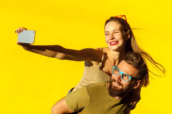 Pareja de felicidad. A cuestas. Selfie. —  Fotos de Stock