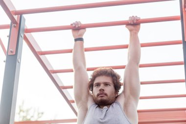 Yatay barlarda tırmanmak