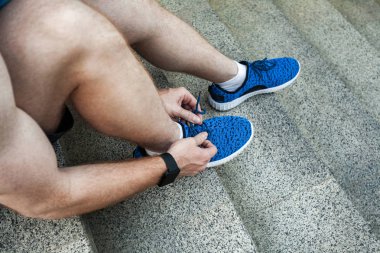 Yukarıdan görüntüleyin. Mavi sneackers kadar kapatın