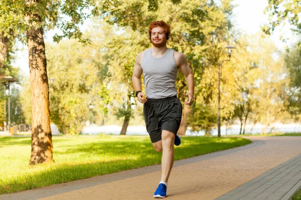 Jeune coureur adulte ayant une formation intensive — Photo