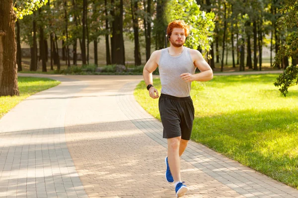 Runner in park — Stockfoto