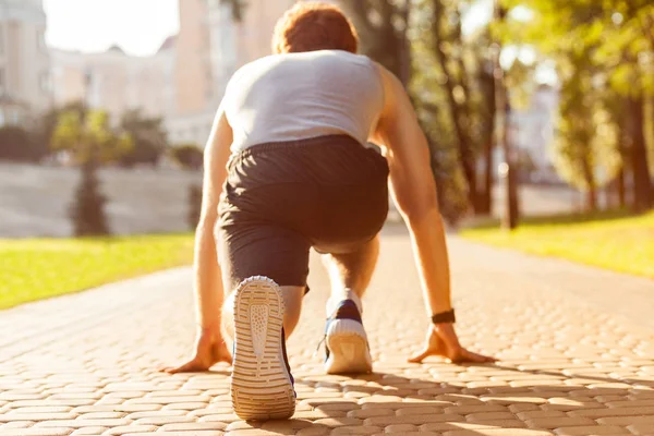 Jeune homme athlétique jogging le matin. Petite étoile. Modèle de remise en forme dans l'exercice Crossfit à l'extérieur. Concept de mode de vie sain . — Photo
