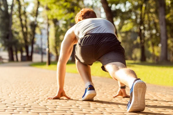 Jogging dans le parc. Modèle de remise en forme dans l'exercice Crossfit à l'extérieur. Concept de mode de vie sain . — Photo