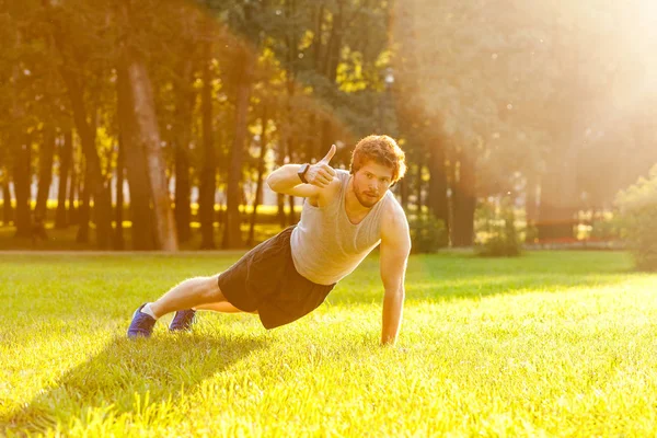 Roodharige en bebaarde atleet duimen omhoog en camera kijken. Zomer — Stockfoto