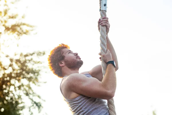 ジンジャー スポーツマン ロープでエクササイズ. — ストック写真