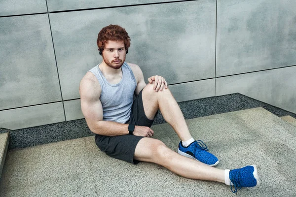 Atlet yorgun. Kamera ve ara bakarak