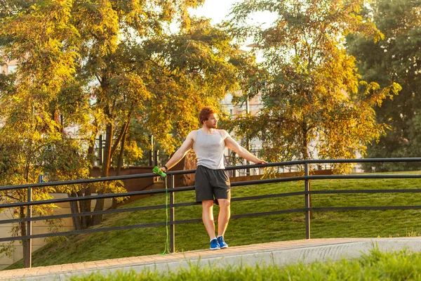 Arrêtez-vous et détendez-vous après le cardio. Main courante — Photo