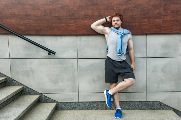 Fitness, sport. Baard, roodharige man in sportkleding doen yoga, fitness oefening in de straat, buiten sporten, stedelijke stijl — Stockfoto