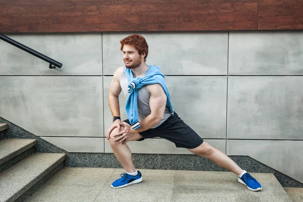 Fitness jeune homme en vêtements de sport faire du yoga — Photo