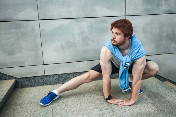 Hombre adulto joven en ropa deportiva haciendo ejercicio físico —  Fotos de Stock