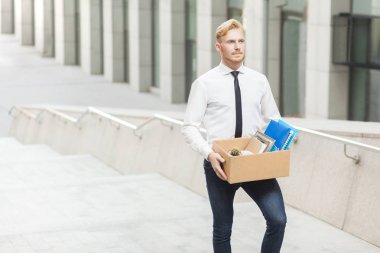 Mutluluk Yöneticisi yeni bir iş var. Yeni daha iyi iş için gidiş iyi giyimli Kızıl saçlı genç yetişkin bir işçi. Merdiven, açık atış yukarı taşı