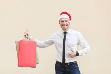 Zencefil komik işadamı başparmak yukarı ve kamera dişlek gülümseme ile seyir.