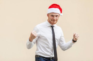 Onun başarısı için sevindirici bir iş adamı. Açık turuncu renkli izole.