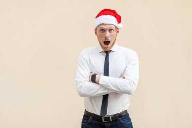 Vay canına! Şok yüz ifadesi ile genç yetişkin işadamı portresi.