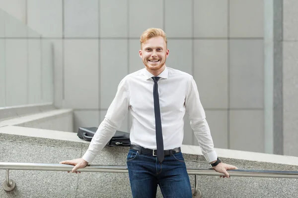 Bonheur jeune adulte succès homme d'affaires, en regardant la caméra et le sourire dents . — Photo