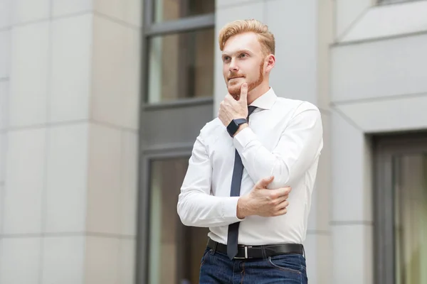 Nerd-Chef hat eine innovative Idee für sein Unternehmen. — Stockfoto