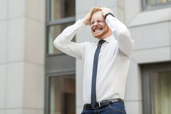 Mal de tête. L'homme d'affaires a un problème ou un stress . — Photo