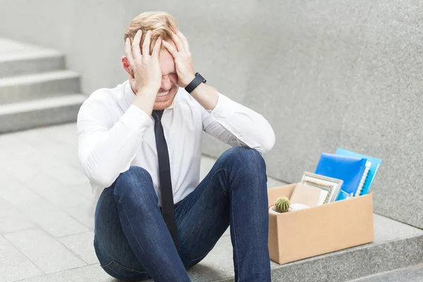 Kızıl kafa adam işten çok üzücü. Karton ile siting, kafa koşullarının ve üzgün mutsuz sakallı iş adamı.