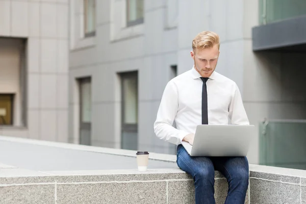 Outsourcing. Red head man working outdoor i summer time. — Stock Photo, Image