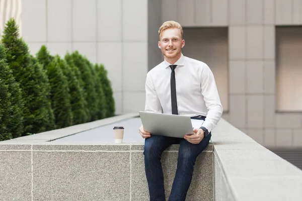 Well dressed happiness businessman working outsourcing, looking at camera and toothy smile. — Stock Photo, Image