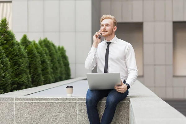 Akıllı telefon arıyor. İş ve başarı kavramı. Genç Yetişkin zencefil adam