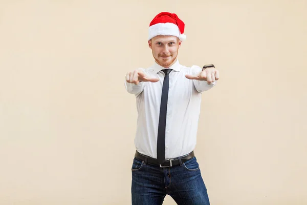 Hallo Sie! junger erwachsener Mann mit rotem Kopf, bärtigem Bart, Zeigefinger und Blick in die Kamera. — Stockfoto