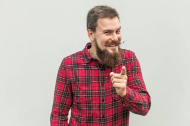 Yazık sizin! Kırmızı gömlek işaret parmağı kamera adam sakallı