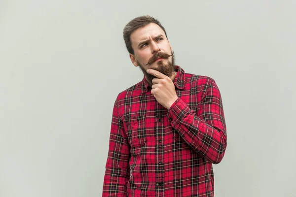 Le choix. Homme d'affaires créatif avec barbe et moustache levant les yeux et pensant — Photo