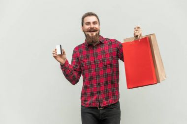 Genç Yetişkin işadamı online alışveriş için kredi kartı ile veya