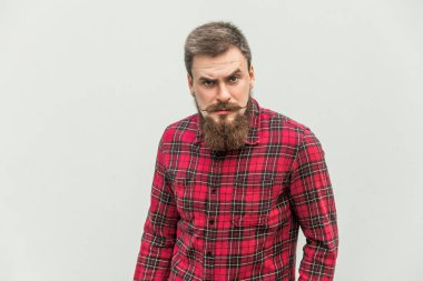 Gidon kızgın yüzü kameraya bakarak bıyık ve sakal ile yakışıklı işadamı