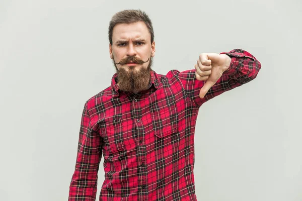 Szép szakállas férfi hüvelykujját lefelé jel-hoz nem szeret bemutatás — Stock Fotó