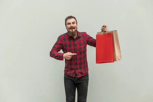 Viernes Negro. Felicidad joven adulto hombre de negocios celebración de compras — Foto de Stock