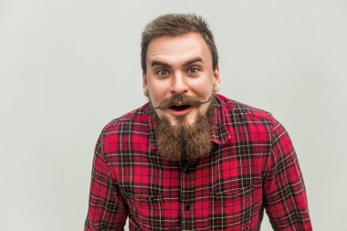 Ne!? Olmaz! Şaşırmış genç yetişkin adam açık ağız ve büyük gözlü