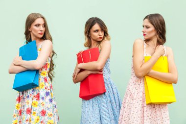 Onun benim! Sen benim arkadaş! Benim arkadaş onun yeni elbiselerimi.