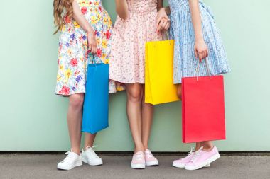 Kadın spor ayakkabı ve çanta.