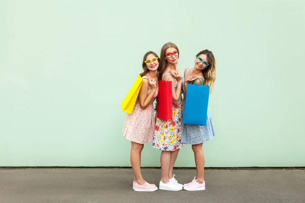 Ευτυχής Όμορφη Τρεις Φίλους Ποτήρια Πολύχρωμα Πακέτα Μετά Ψώνια Ποζάρουν — Φωτογραφία Αρχείου