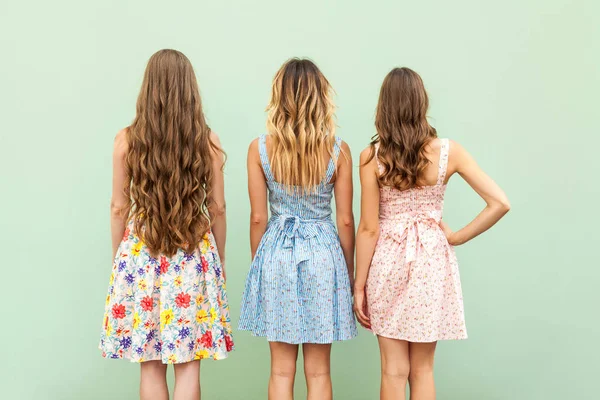 Jämförelse frisyr med tre kvinna. — Stockfoto