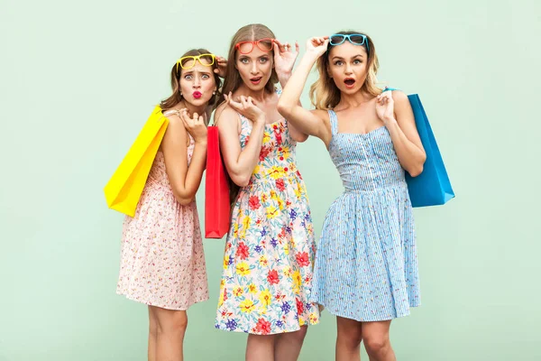 Tři wonder girls s balíčky a nové šaty. — Stock fotografie