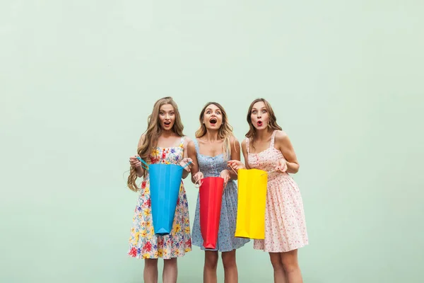Tři krásná žena po nakupování — Stock fotografie