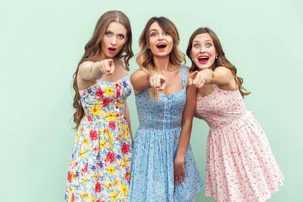 Vay canına! parmakları işaret ve kameraya ile sürpriz yüz arıyorum güzel uzun saçlı sarışın kadının.