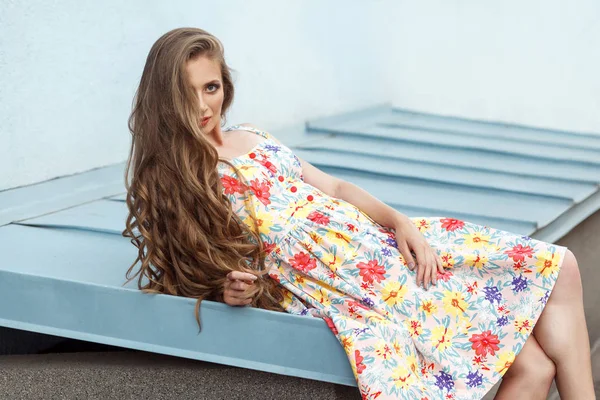 Genç duygusallık uzun saçlı sarışın model şirin elbise — Stok fotoğraf