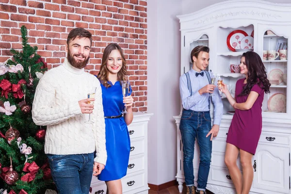 İki güzel çift parti üzerinde iletişim ve iyi eğlenceler.