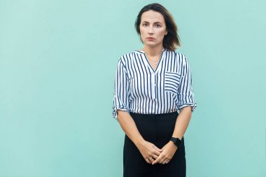Mutsuz iş kadını ile yorgun yüzü kameraya bakıyor.