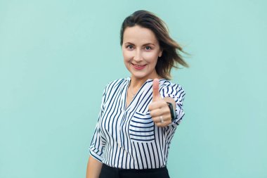 Güzel Bayan başparmak yukarı ve kamera bakıyor.