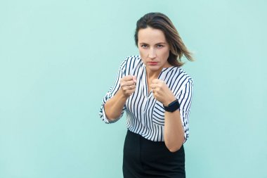 Boks. iş kadını, açık mavi renkli mücadele için hazır