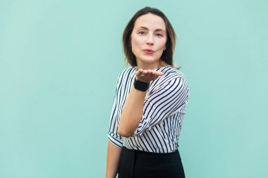 Hava öpüşme ve flört. Yakın çekim. Komik ve güzel portre