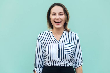 Mutluluk yetişkin başarılı işkadını, kameraya bakıyor ve çok