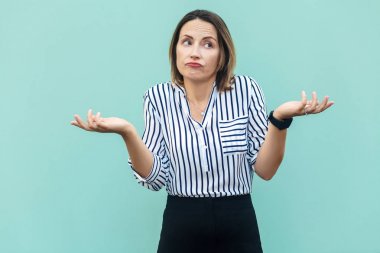 Bilmiyorum. Camer görünümlü yakışıklı sarışın iş kadını